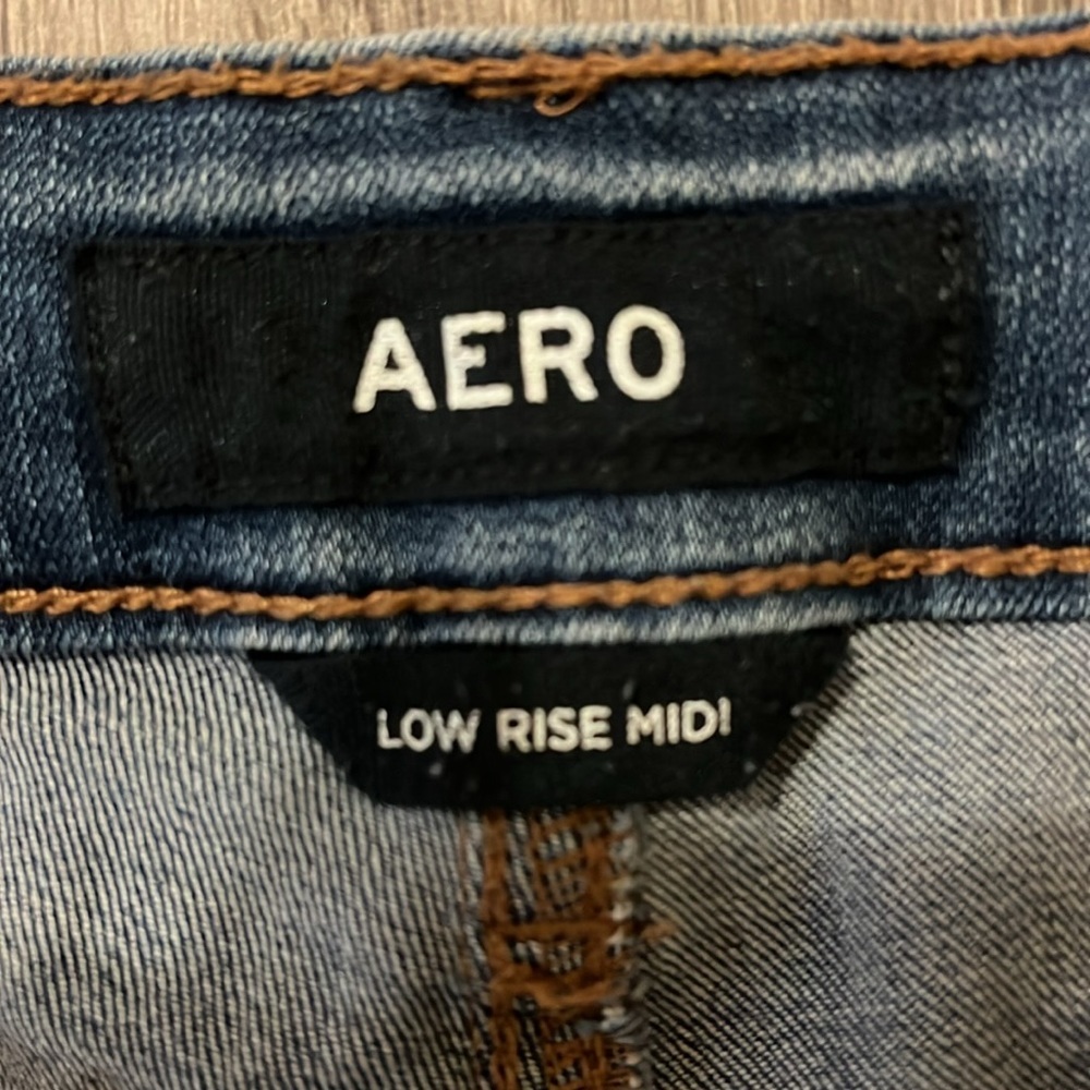 Aeropostale Low-Rise midi short w/rips and cuffed leg.  Size 4 - Picture 3 of 5